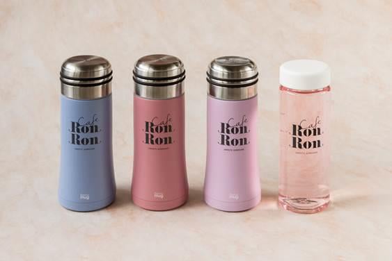 カフェロンロンロゴ入りのオリジナルグッズ（提供画像）