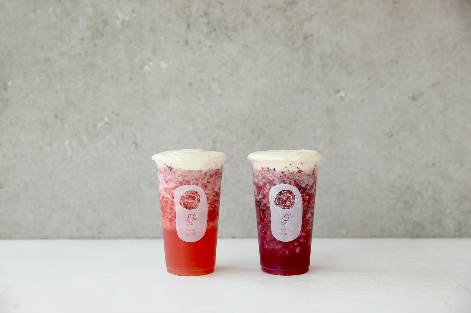 ストロベリーチーズティー、ワイルドベリーチーズティー（各￥680）／画像提供：ベイクルーズ