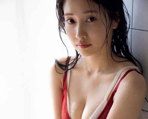 佐野ひなこ、濡れ肌で色気溢れる セクシーな赤いキャミソール姿