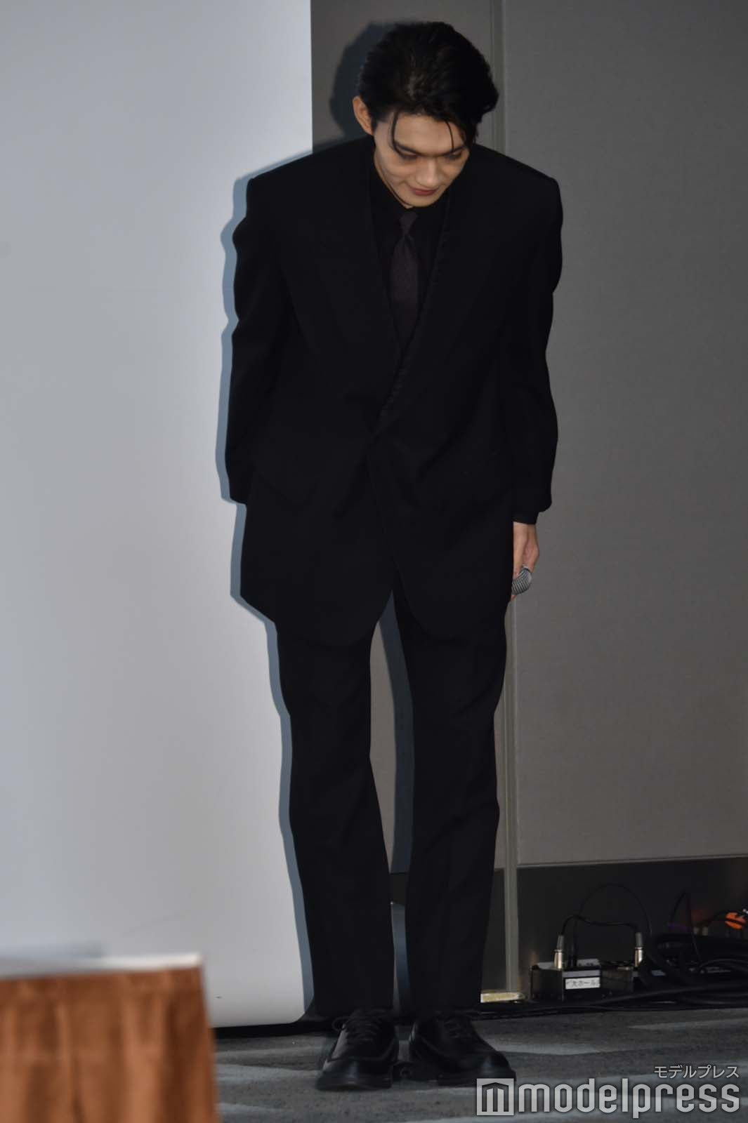 丁寧にお辞儀する佐野勇斗（C）モデルプレス