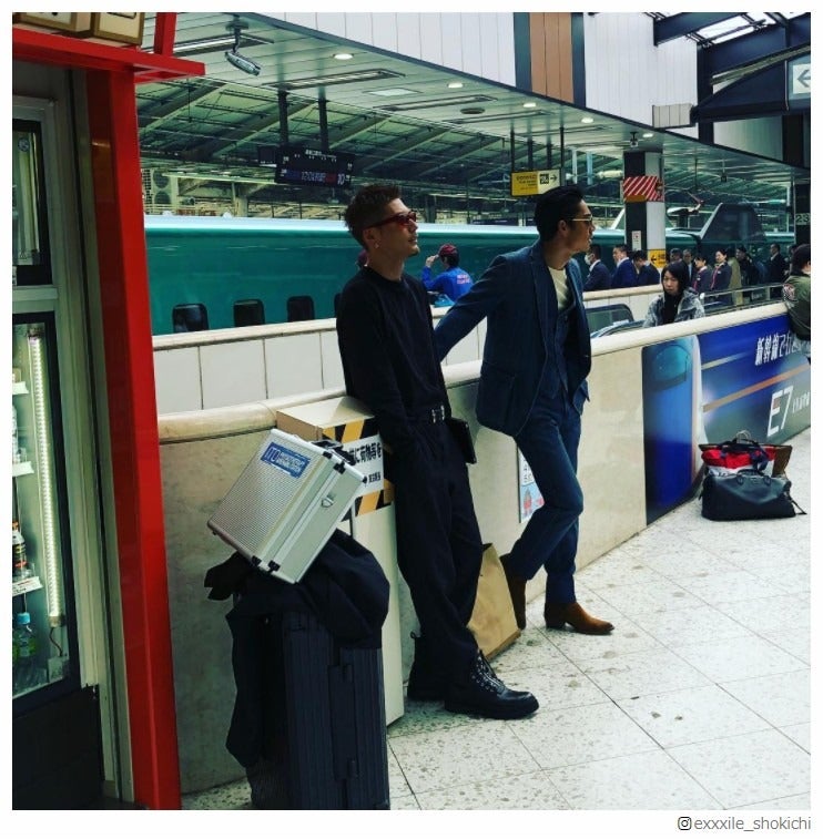 EXILE AKIRA＆SHOKICHI、東京駅での2ショットが話題「隠しきれないオーラ」「絵になりすぎ」