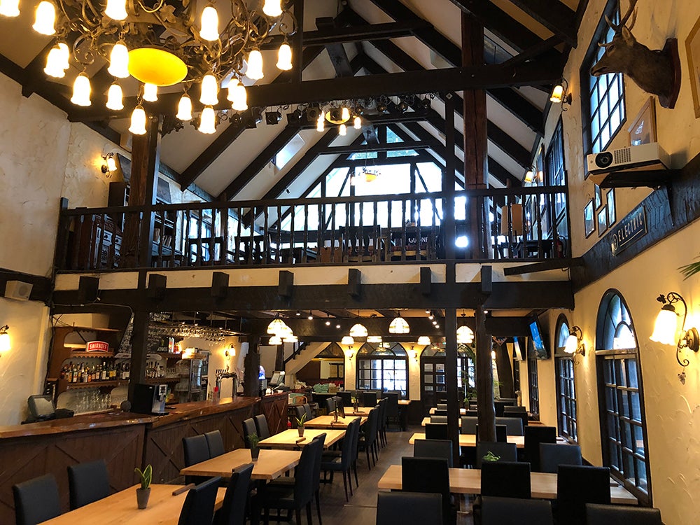 古いペンションを利用した施設内には吹き抜けスペースが／画像提供：白馬樅の木ホテル