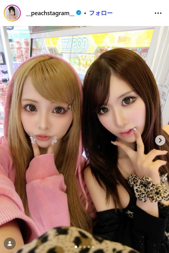 （左から）あいさ、伊藤桃々／伊藤桃々Instagramより