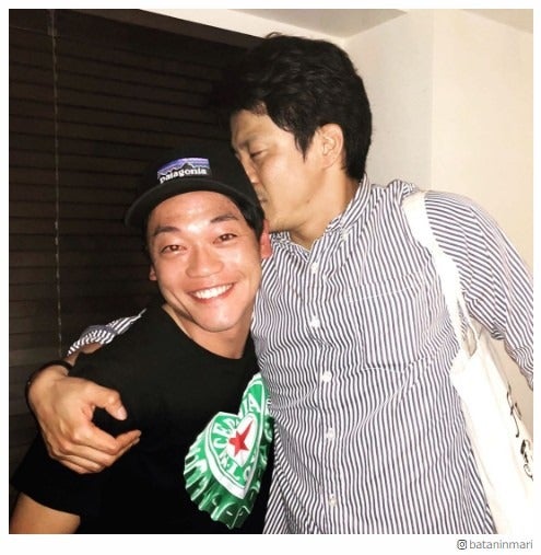 小栗旬、おばたのお兄さんにキス？去年との“距離感の違い”に反響