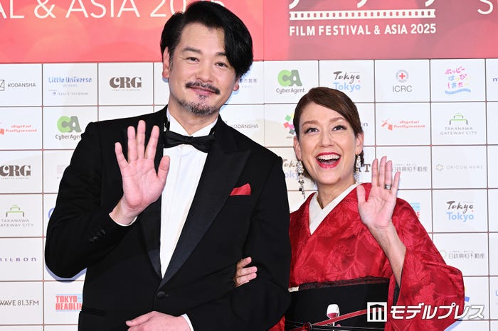 LiLiCo、夫との結婚8年目の記念日にウエディングショット披露「キュンとした」「幸せオーラが半端ない」の声 - モデルプレス