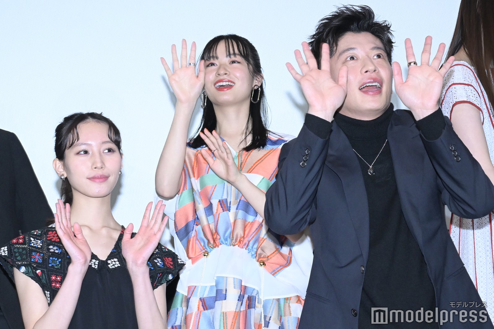 反対側のお客さんにも（C）モデルプレス