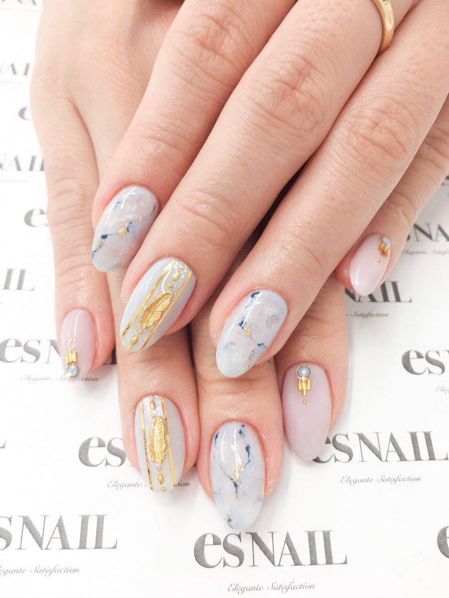 涼し気なブルーカラー／画像提供：esNAIL