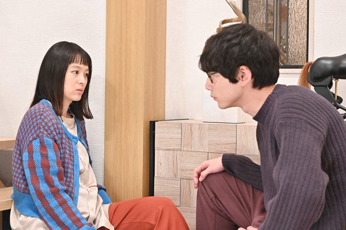 清野菜名、坂口健太郎/「婚姻届に判を捺しただけですが」第6話より(C)TBS