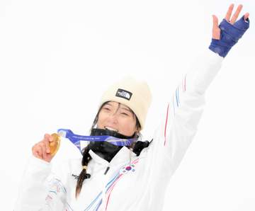 「これは恋に落ちる」ミラノ五輪金の17歳スノボ美女、華やかピンクニットの激変私服ショットに反響「うわぁぁかわいい」「美しい」