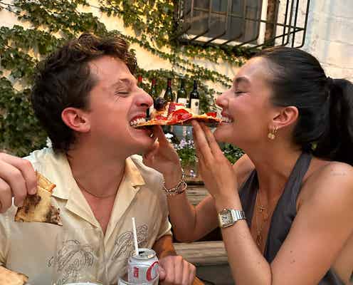 チャーリー・プース、婚約を発表