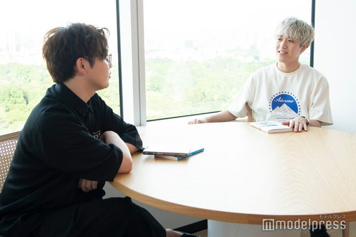 虫眼鏡、ぶんけい (C)モデルプレス