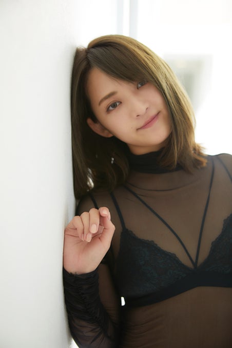 鈴木咲 沖縄で美ボディ開放 3年ぶり写真集は ごりっごりに修正した写真もある モデルプレス