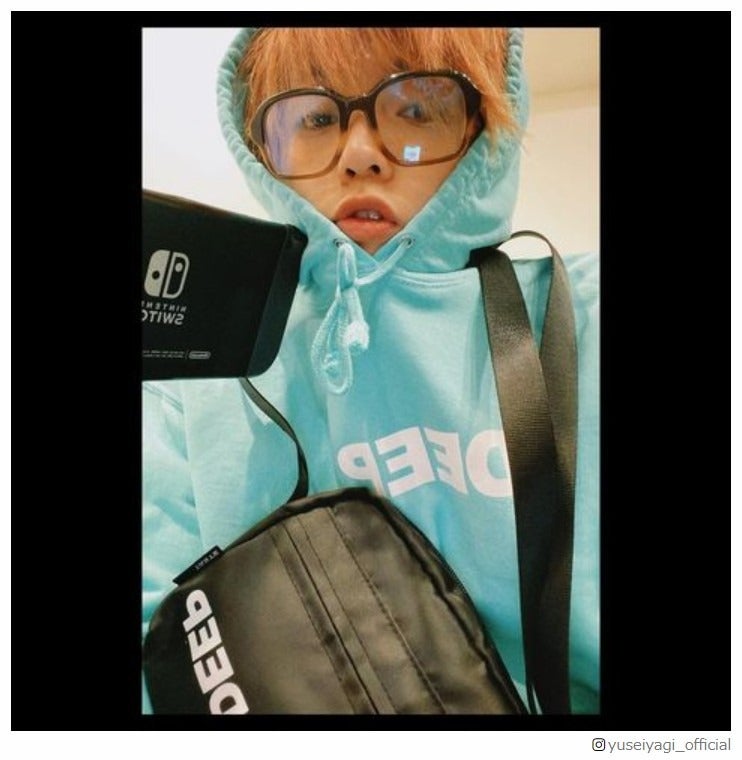 FANTASTICS八木勇征、オレンジヘアのメガネ姿に「雰囲気違くてカッコいい」「オフ感最高」の声