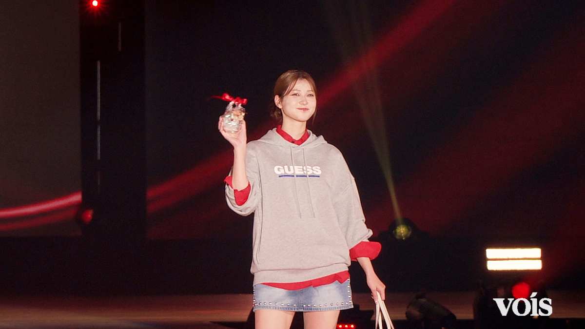 めるる、グレーパーカー×デニムミニスカで美脚見せ 都会的スポーティーY2Kルック