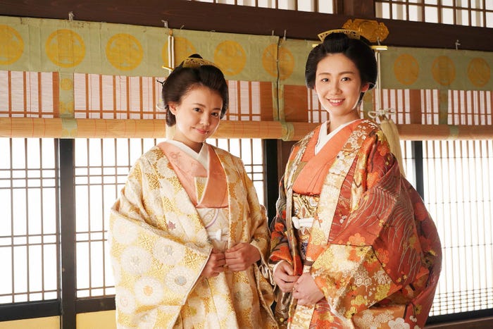 (左から)宮澤智、新美有加 (C)フジテレビ