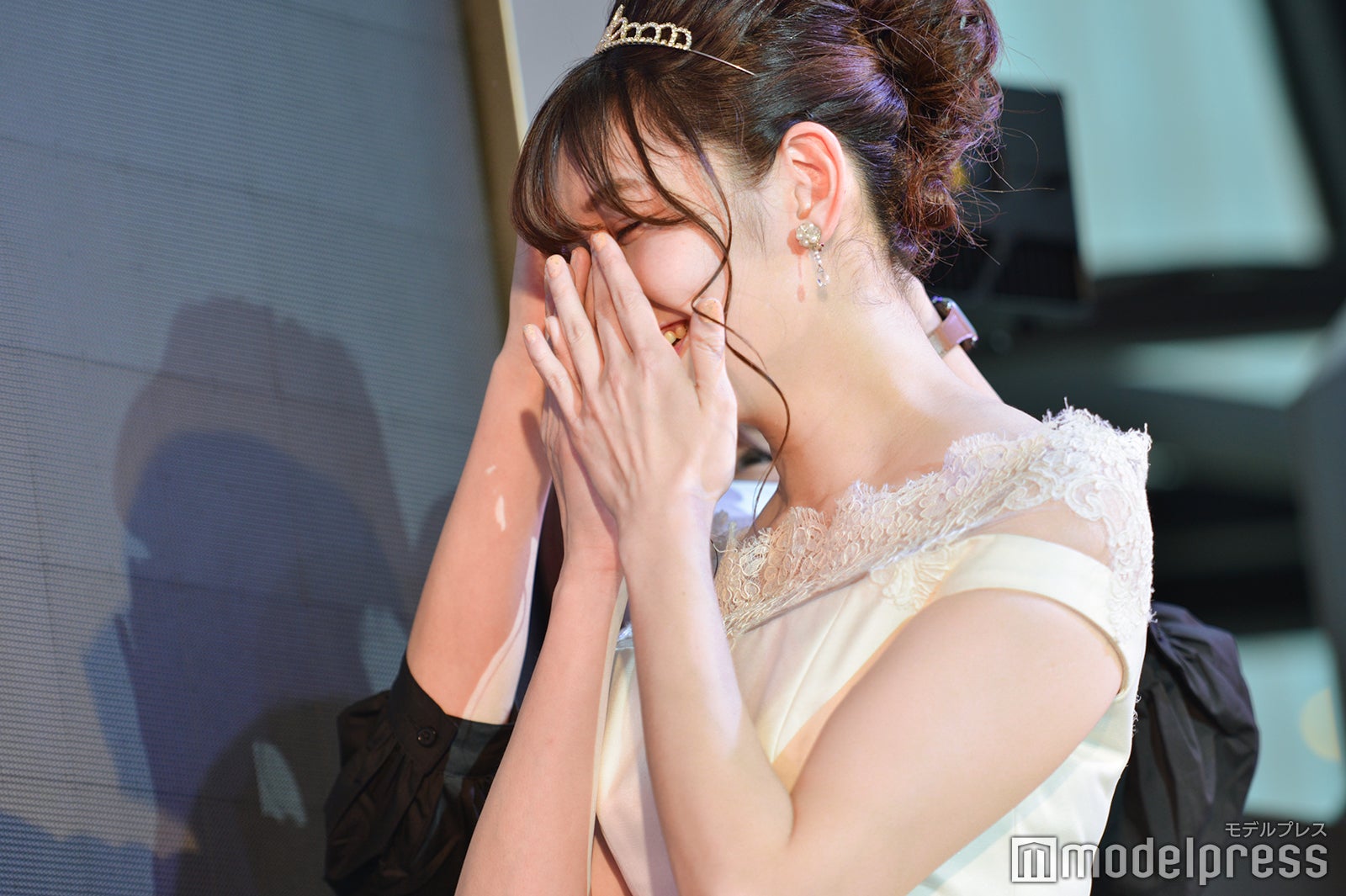 名前を呼ばれて涙する仲美由紀さん（C）モデルプレス