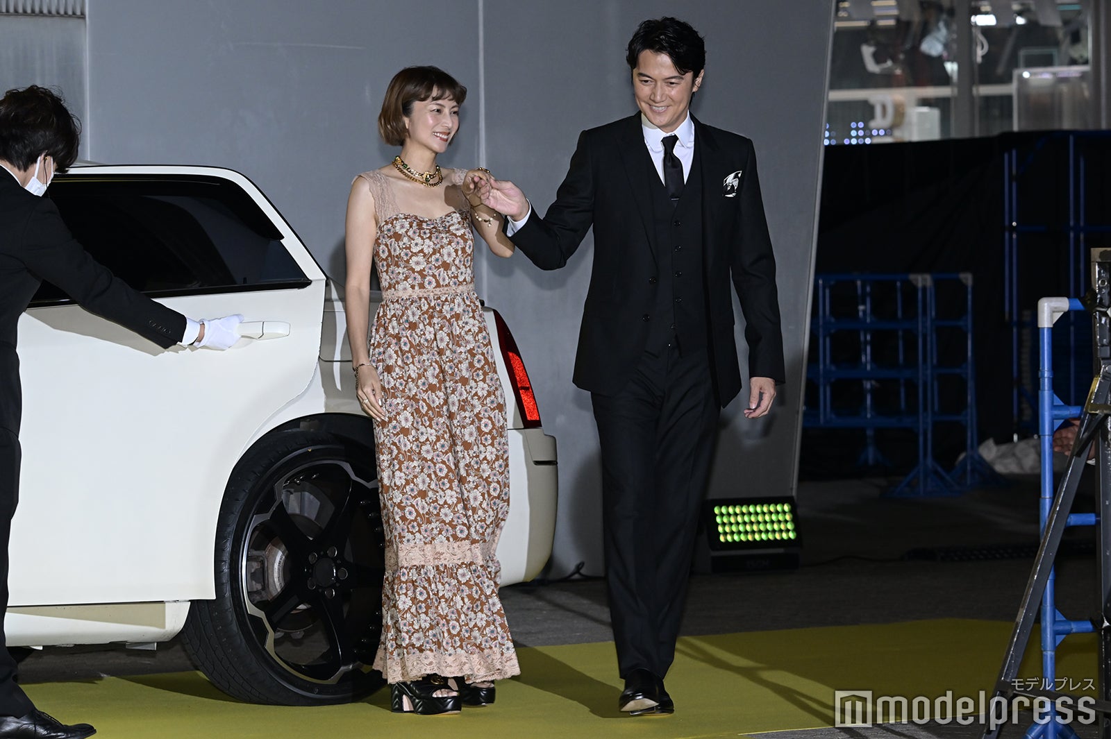 柴咲コウをエスコートする福山雅治（C）モデルプレス