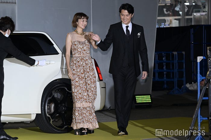 柴咲コウをエスコートする福山雅治(C)モデルプレス