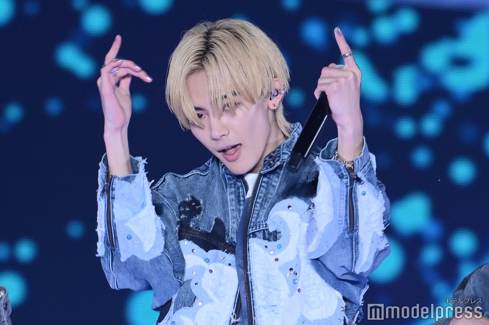 NOA、“変化自在”パフォーマンスで会場沸かす 髪かき上げるセクシー仕草も＜関西コレクション 2023 S／S＞