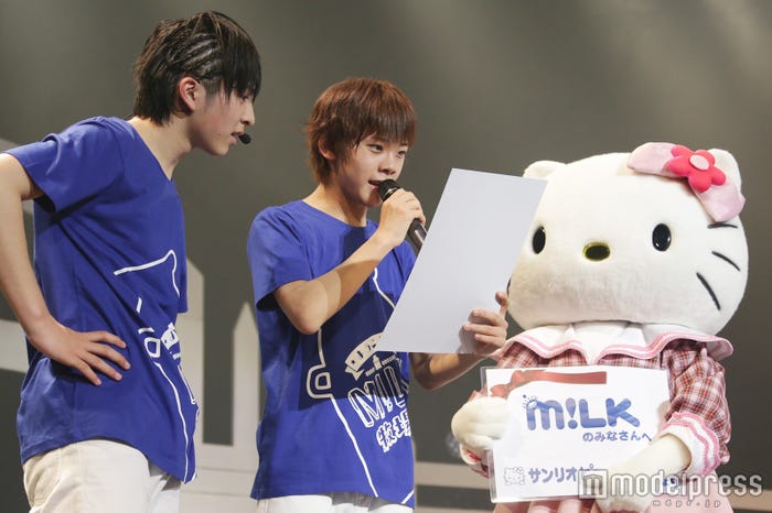 M!LKとハローキティ(C)’76,’09,’16 SANRIO APPROVAL No.P0805051(画像提供:株式会社SDR)