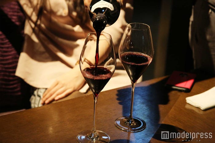お肉にぴったりな赤ワインをチョイス(C)モデルプレス