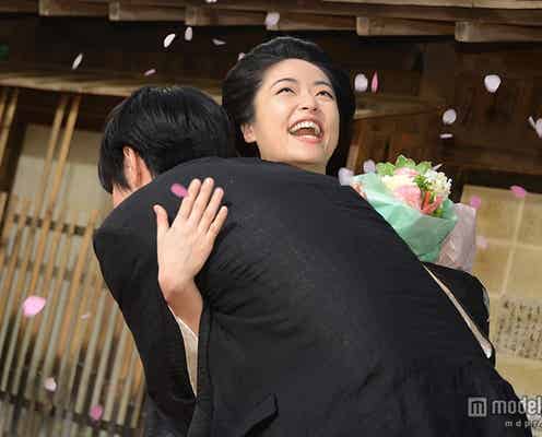 東出昌大、井上真央と熱い抱擁 「花燃ゆ」クランクアップに駆けつける