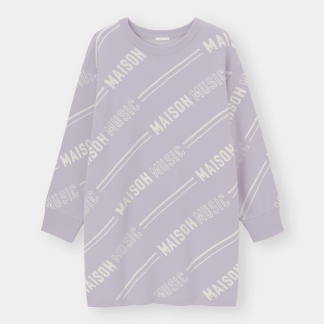 くすみパープルに白の英字ロゴが編み込まれたニットワンピ