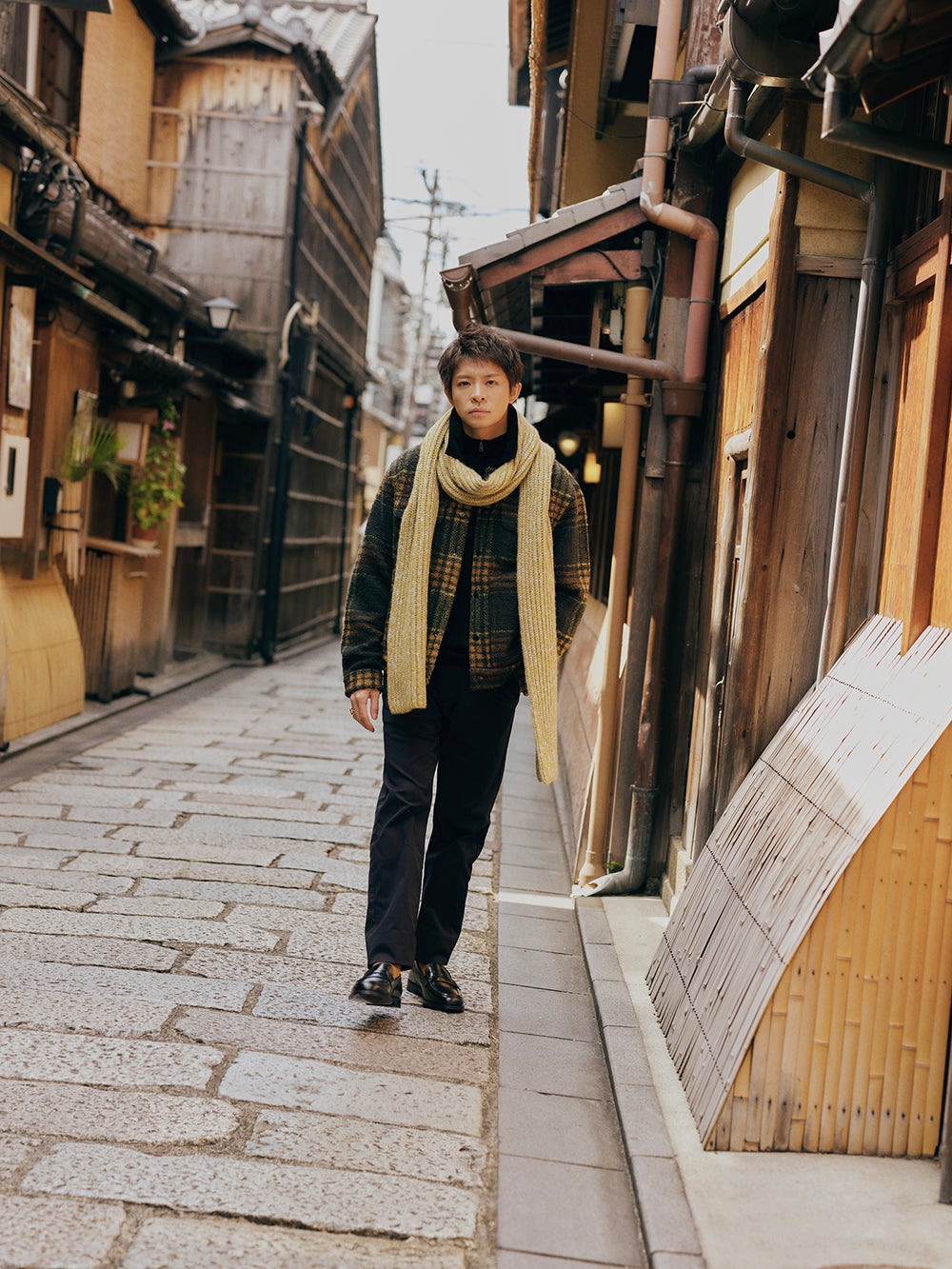 Number_i岸優太、ジャケット着こなし京都で大人旅「バナナ・リ