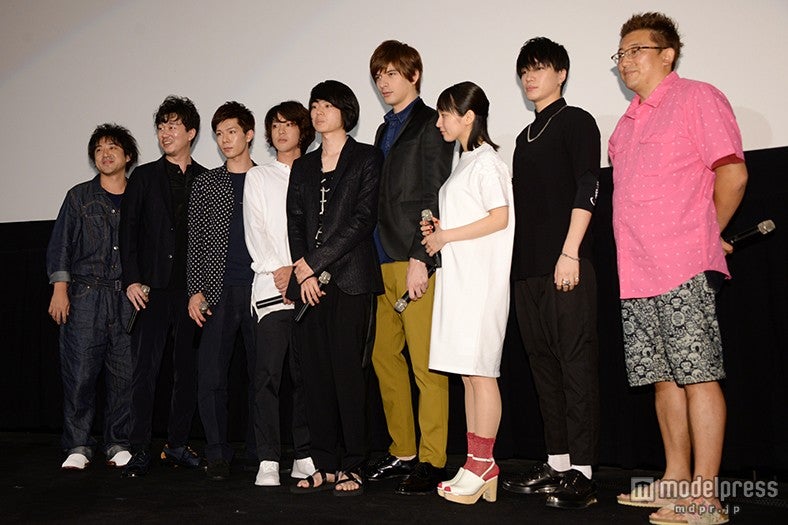 （左から）ムロツヨシ、新井浩文、柿澤勇人、若葉竜也、菅田将暉、城田優、吉岡里帆、松下優也、福田雄一監督