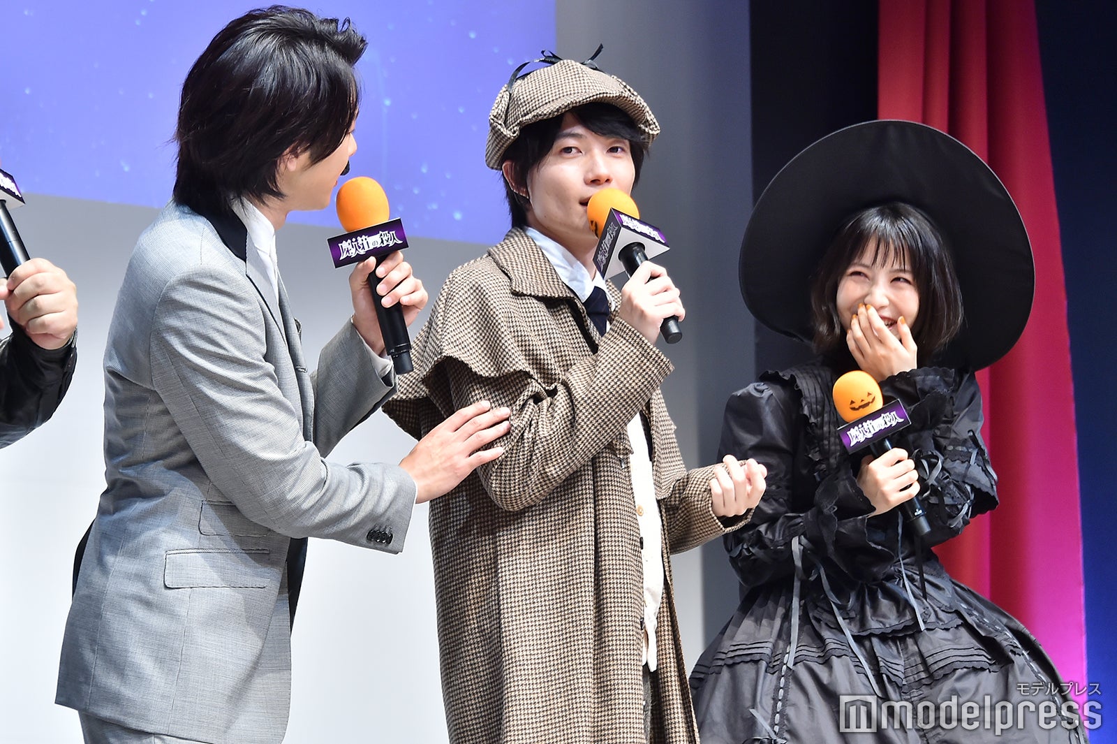 佐藤健のモノマネをする神木隆之介（中央）につっこむ中村倫也（左）、それを見て笑っている浜辺美波（右）（C）モデルプレス