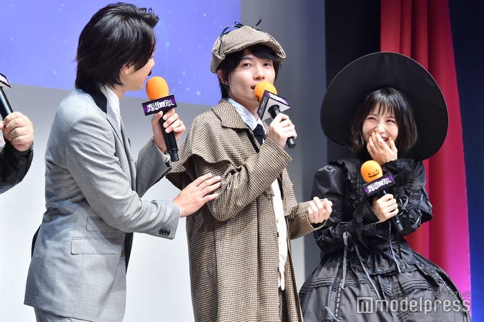 佐藤健のモノマネをする神木隆之介(中央)につっこむ中村倫也(左)、それを見て笑っている浜辺美波(右)(C)モデルプレス