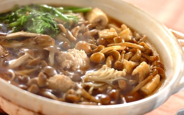 キノコの旨味が後を引く、やみつきになる「キノコ鍋」