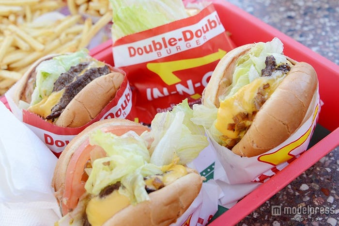「In-N-Out Burger」のハンバーガー
