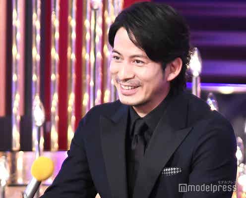 V6岡田准一、嵐・二宮和也とじゃれ合う 会場に黄色い歓声<第42回日本アカデミー賞>