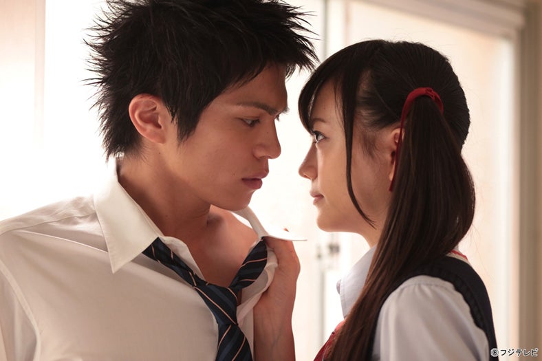 山本裕典（左）と松井愛莉（右）／ドラマ「山田くんと7人の魔女」第4話より（C）フジテレビ