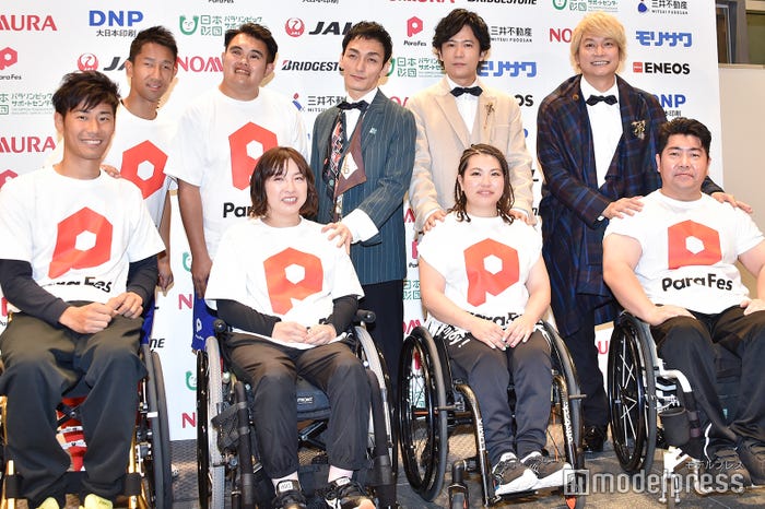 (前列左から)上山友裕、岡崎愛子、山本恵理、大堂秀樹(後列左から)川村怜、寺西一、草なぎ剛、稲垣吾郎、香取慎吾(C)モデルプレス