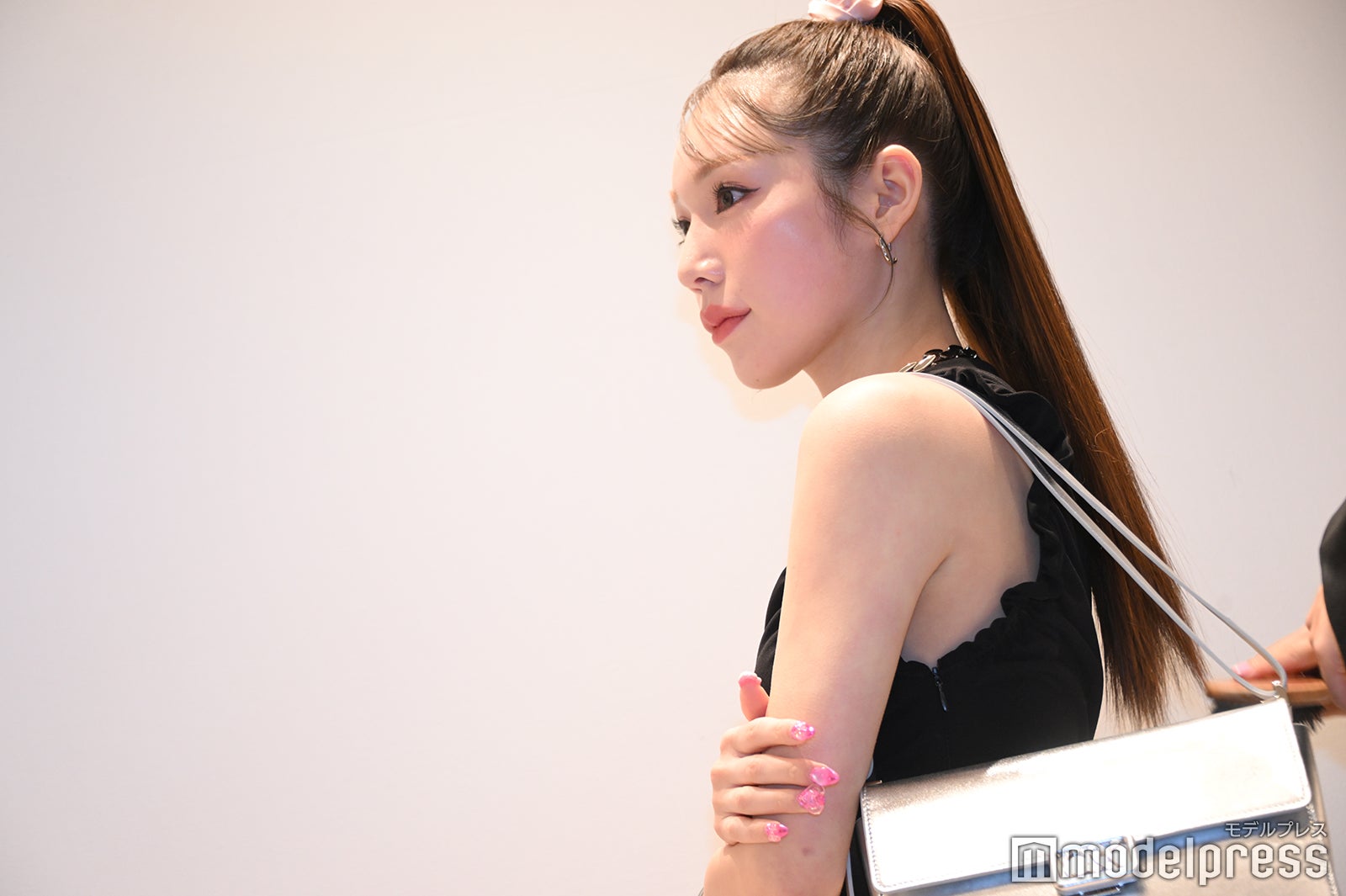 古川優香、タイトドレスで抜群スタイル際立つ＜CHARLES & KEITH