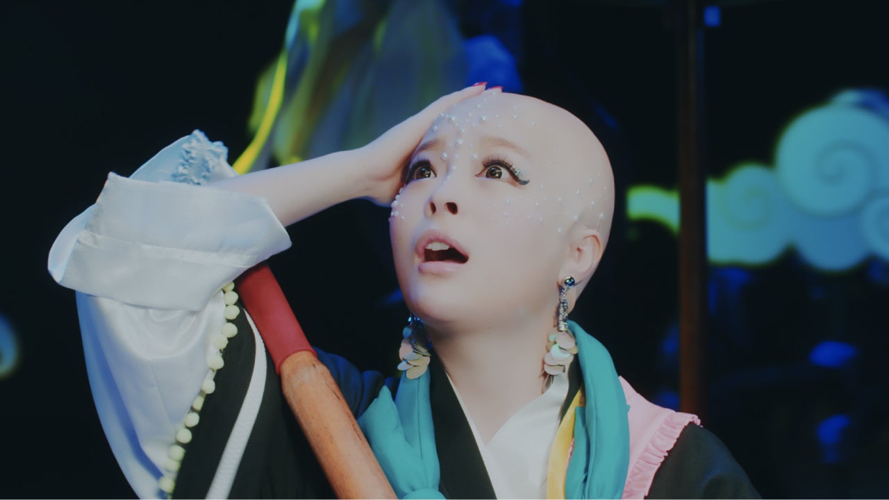 きゃりー、まさかの丸坊主姿披露　新曲MVで特殊メイク＜かまいたち＞