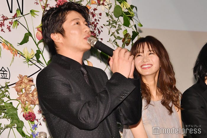 マイクの下の方を持ってしまう田中圭 (C)モデルプレス