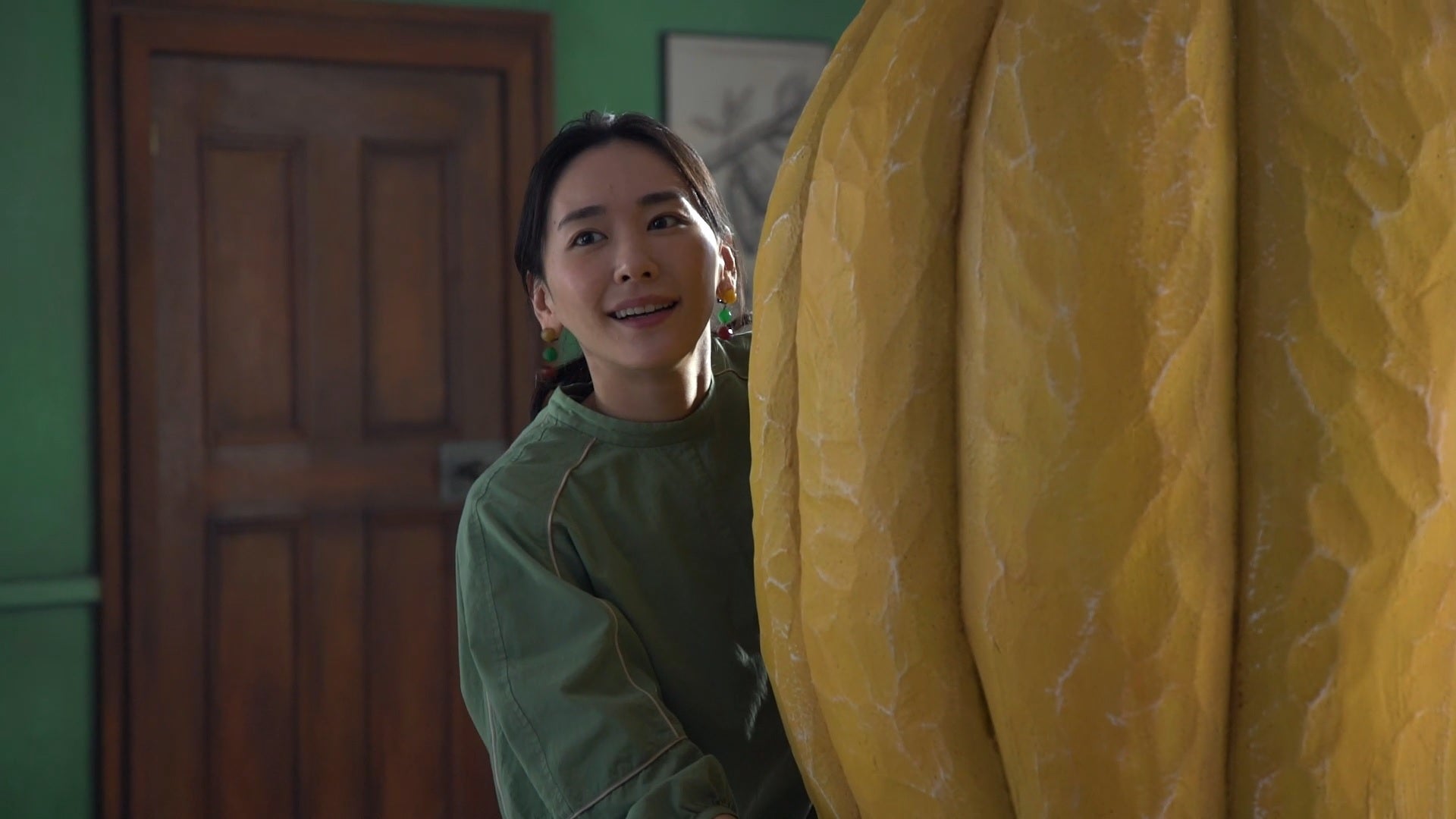 新垣結衣、日頃大切にしていることとは？特大カカオポッドからひょっこり登場