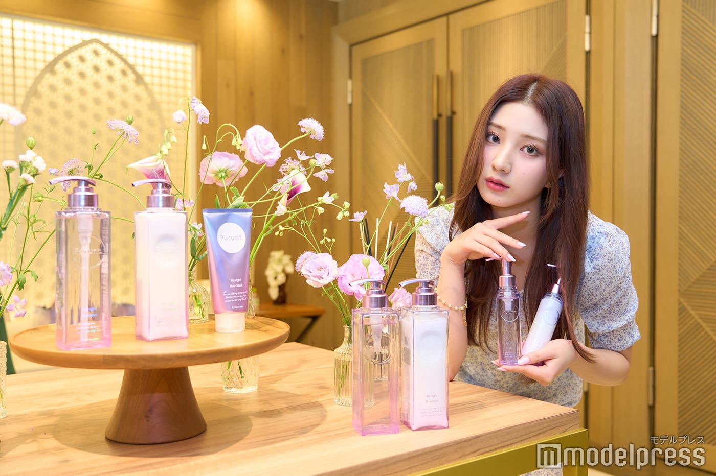 展示アイテムと一緒に撮影も/平井桃伽(C)モデルプレス