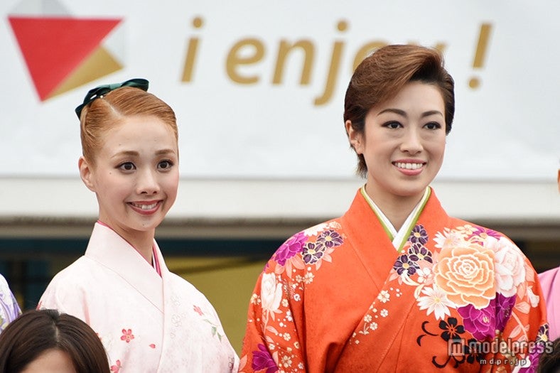 （左から）妃海風、北翔海莉