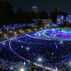 51万個の光で華やぐ東京ミッドタウンのクリスマス、幻想的な“宇宙旅行”イルミに惑星テーマの新演出／画像提供：東京ミッドタウンマネジメント