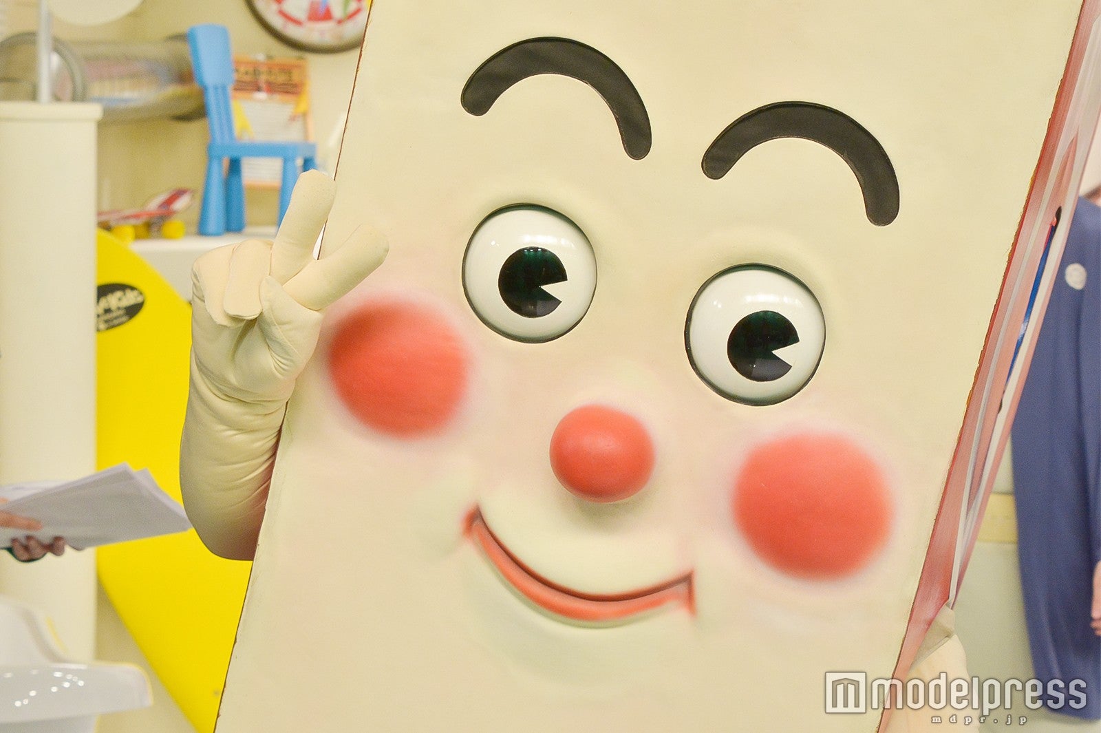 Pちゃんがカメラにピースしていると… （C）モデルプレス