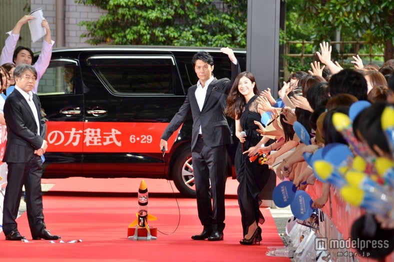 左から：西谷弘監督、福山雅治、吉高由里子