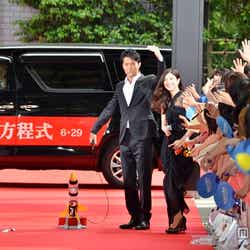 左から:西谷弘監督、福山雅治、吉高由里子