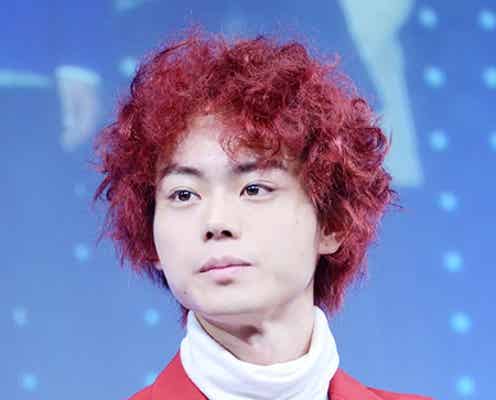 菅田将暉、赤髪×赤スーツでド派手に登場 ジュノンファイナリストと対決