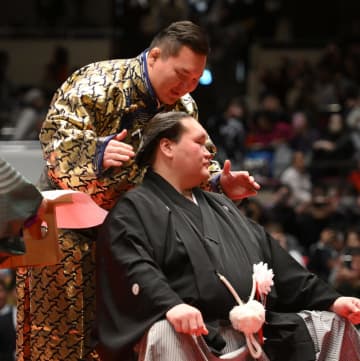 照ノ富士が大銀杏に別れ 最後は師匠・宮城野親方が切り落とす 3歳長男・照務甚くんからの花束に笑顔＆ハイタッチ、夫人からも大きな花束受け取る