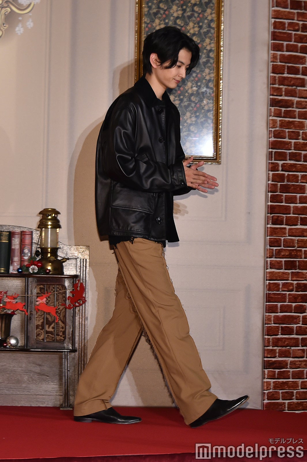 渡邊圭祐、拍手しながら退場（C）モデルプレス