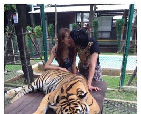 アレク、妻・川崎希との4年前のラブラブキスショット公開